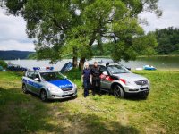 policjanci spotkali się z osobami wypoczywającymi nad wodą