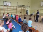 policjantka rozmawia z dziećmi o bezpieczeństwie