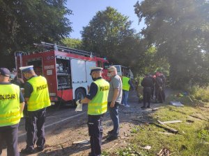 Policjanci i straż pożarna na miejscu wypadku