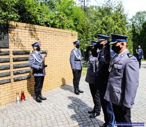 Policjanci przy pomniku