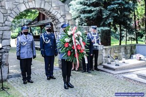 Policjanci składają wieniec