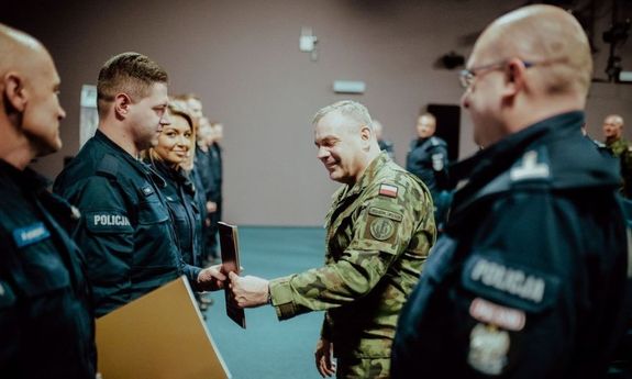 Dowódca WOT gen. dyw. Wiesław Kukuła, Zastępca Komendanta Głównego Policji insp. Tomasz Szymański gratulują policjantom