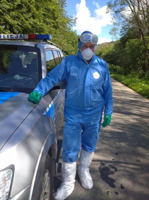 Na obrazku widzimy policjanta, który pomógł mężczyźnie przebywającemu na kwarantannie