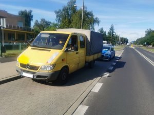 zatrzymany do kontroli bus i policyjny radiowóz