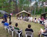 Podczas spotkania mundurowy opowiadał harcerzom o bezpiecznym poruszaniu się po drodze, przybliżył podstawowe zasady ruchu drogowego, podkreślił istotną rolę zakładania odblasków. Omówił też zasady bezpiecznego wypoczynku nad jeziorem i przestrzegał przed samotnymi spacerami po lesie.