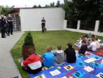 policjanci  przeprowadzili z uczestnikami spotkania pogadankę na temat unikania zagrożeń i bezpiecznych sposobów spędzania wakacji w mieście, a także nad wodą