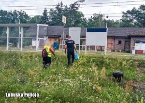 Policjant ze starsza kobietą