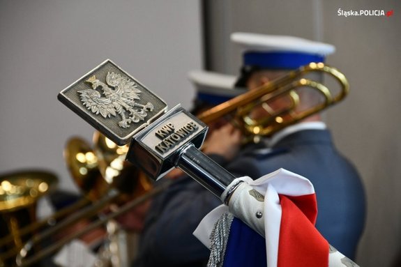 orkiestra reprezentacyjna Policji, policjant ze sztandarem