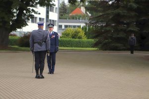 Dowódca uroczystości składa meldunek Komendantowi Szkoły.