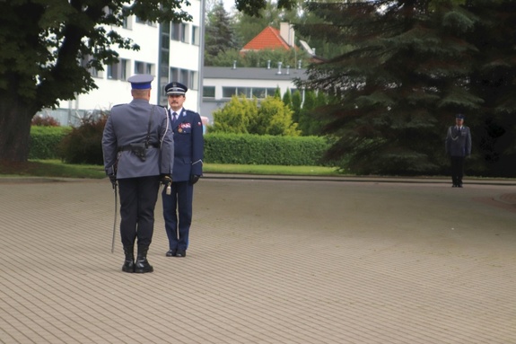 Dowódca uroczystości składa meldunek Komendantowi Szkoły.