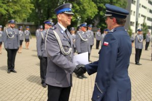 Komendant Szkoły inspektor Jacek Gil wręcza awans na stopień inspektora Piotrowi Cekale.