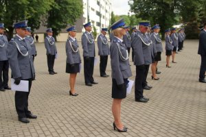 Policjantki i policjanci Szkoły Policji na placu apelowym.