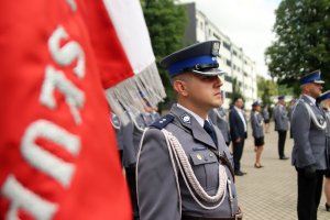 Policjant z asysty pocztu sztandarowego.