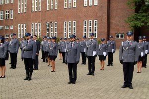 Policjanci Szkoły Policji z aktami mianowania na wyższe stopnie i stanowiska.