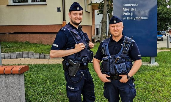 Policjanci którzy pomogli wyoriwadzić ludzi z pożaru