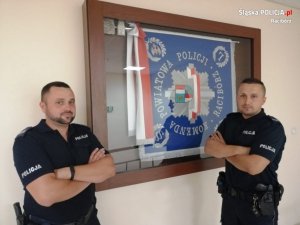 Raciborscy policjanci, którzy eskortowali samochód z rodzącą kobieta do szpitala&quot;&gt;