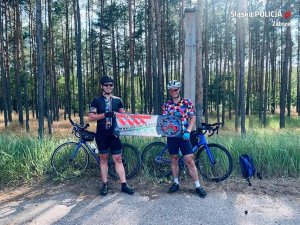 Policjanci stoją przy rowerach