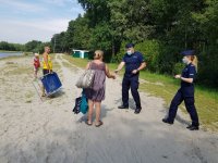 policjanci rozmawiają o bezpieczeństwie