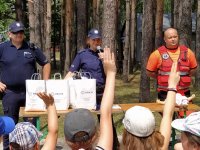 policjanci prowadzą działania profilaktyczne