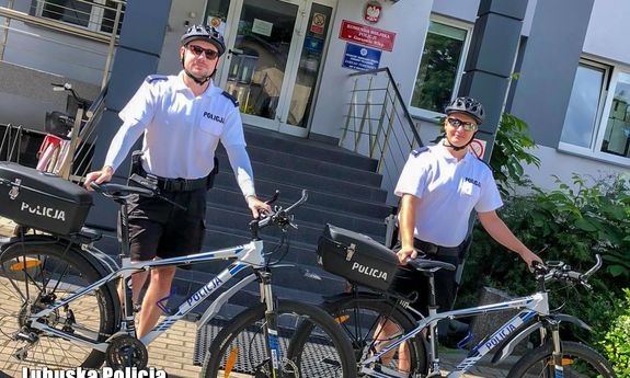 Na zdjęciu widzimy policjantów z patrolu rowerowego, którzy uratowali mężczyznę topiącego się w Warcie