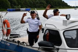 Patrol wodny przypomina o odpowiedzialnym spędzaniu czasu nad wodą i na wodzie