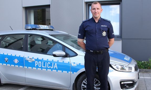 Na zdjęciu widzimy policjanta, który zatrzymał sprawcę kradzieży rozbójniczej