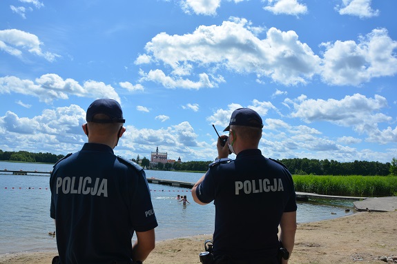 Policjanci podczas patrolowania kąpielisk.