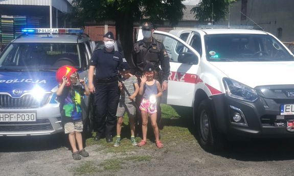 Na zdjęciu widzimy policjantów i strażaków, którzy zdecydowali się spełnić marzenie chorego Jacka