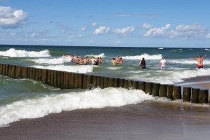 plażowicze podczas akcji ratowania tonącej w morzu kobiety