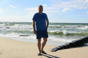 asp. sztab. Andrzej Krukowski na plaży w tle morze