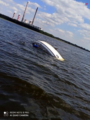 Wywrócona żaglówka