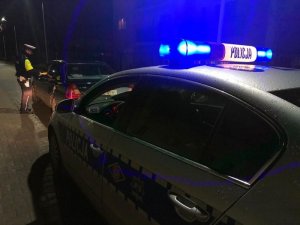 policjant i radiowozy