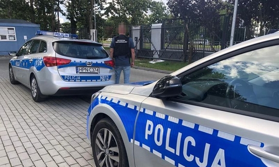 policjant i 2 radiowozy