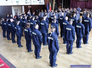 Policjantki i policjanci podczas uroczystości ślubowania