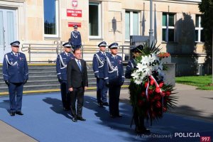 Komendant Główny Policji i Minister Spraw Wewnętrznych i Administracji oraz zastępcy Komendanta Głównego Policji składają wieniec kwiatów pod obeliskiem