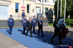 Komendant Główny Policji i Minister Spraw Wewnętrznych i Administracji oraz zastępcy Komendanta Głównego Policji składają wieniec kwiatów pod obeliskiem