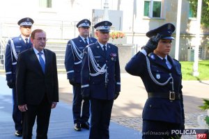 Komendant Główny Policji i Minister Spraw Wewnętrznych i Administracji oraz zastępcy Komendanta Głównego Policji przed obeliskiem