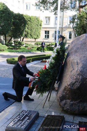 Minister Spraw Wewnętrznych i Administracji składa wieniec kwiatów pod obeliskiem