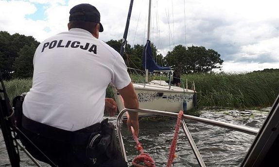 Na zdjęciu widzimy policjanta, który udzielił pomocy osobom, których łódka się wywróciła