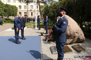 Obchody Święta Policji przed Obeliskiem „Poległym Policjantom – Rzeczpospolita Polska” na dziedzińcu KGP