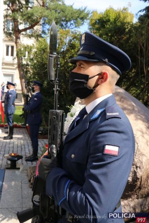 Obchody Święta Policji przed Obeliskiem „Poległym Policjantom – Rzeczpospolita Polska” na dziedzińcu KGP