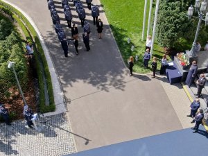 Obchody Święta Policji przed Obeliskiem „Poległym Policjantom – Rzeczpospolita Polska” na dziedzińcu KGP