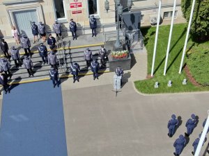 Obchody Święta Policji przed Obeliskiem „Poległym Policjantom – Rzeczpospolita Polska” na dziedzińcu KGP