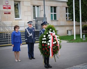Z okazji Święta Policji Marszałek Sejmu wraz z Komendantem Głównym Policji upamiętnili funkcjonariuszy, którzy zginęli podczas pełnienia służby składając wieńce