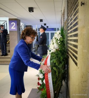 Z okazji Święta Policji Marszałek Sejmu upamiętniła funkcjonariuszy, którzy zginęli podczas pełnienia służby składając wieniec