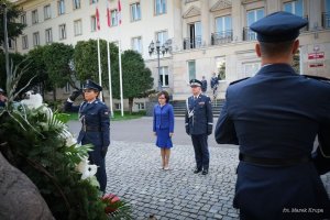 Z okazji Święta Policji Marszałek Sejmu wraz z Komendantem Głównym Policji upamiętnili funkcjonariuszy, którzy zginęli podczas pełnienia służby składając wieńce