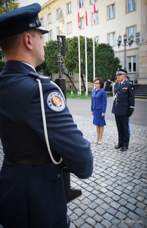Na pierwszym planie widac policjanta na drugim Marszałek Sejmu i Komendanta Głównego Policji
