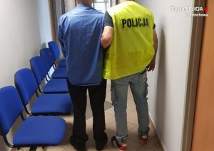 Zatrzymany prowadzony przez policjanta