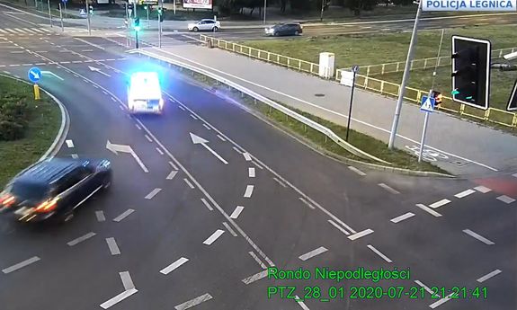 policjanci eskortują do szpitala samochód z dzieckiem