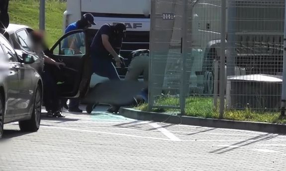 Policjanci podczas zatrzymania jednego z mężczyzn